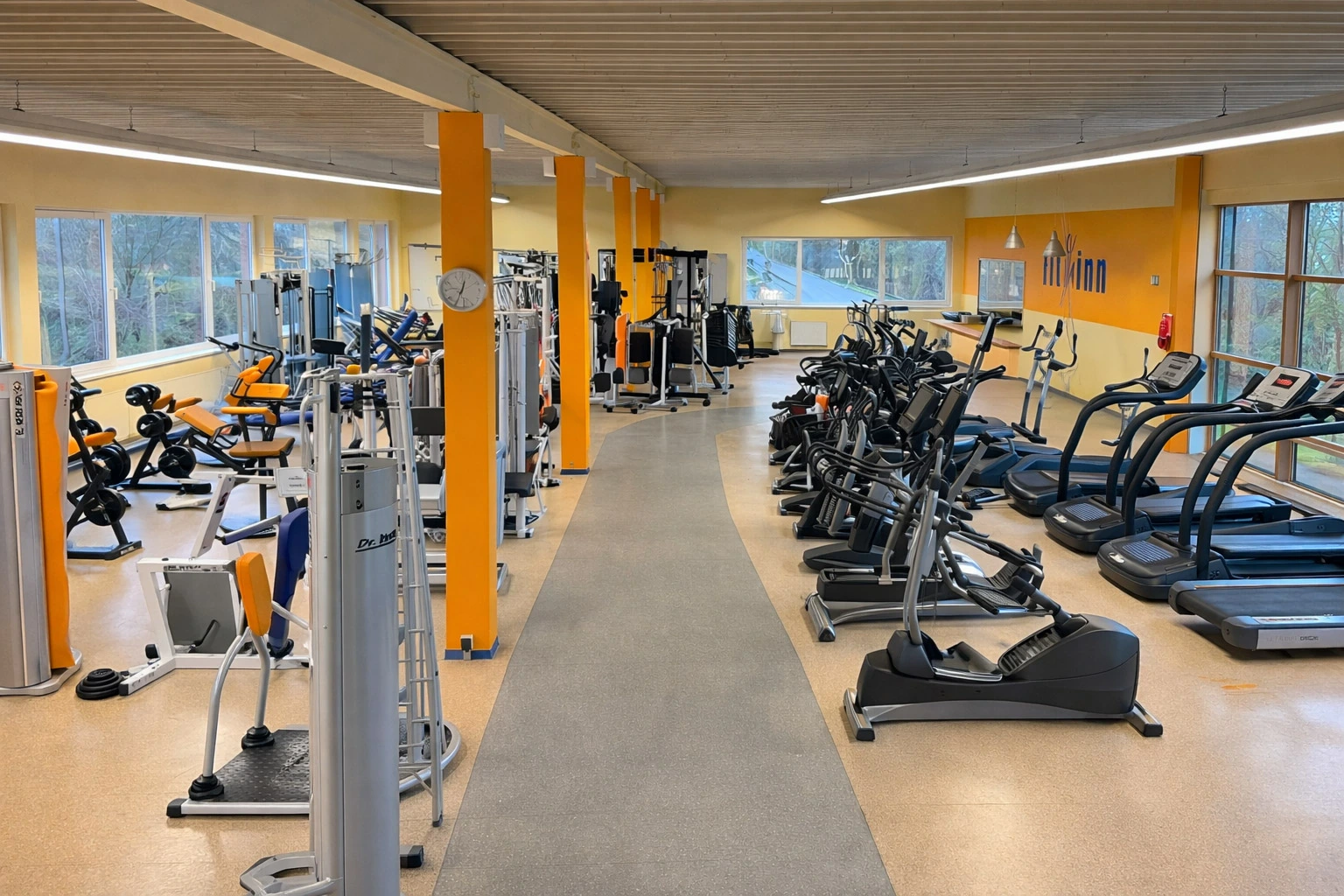 Trainiere im Fitnessstudio vom fit inn Engelskirchen