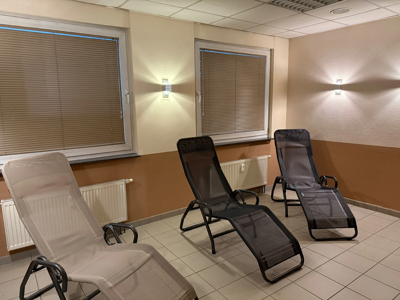 Gemütliche Liegen nach dem Saunagang im fit inn Engelskirchen Drei Liegen zur Erholung nach der Sauna