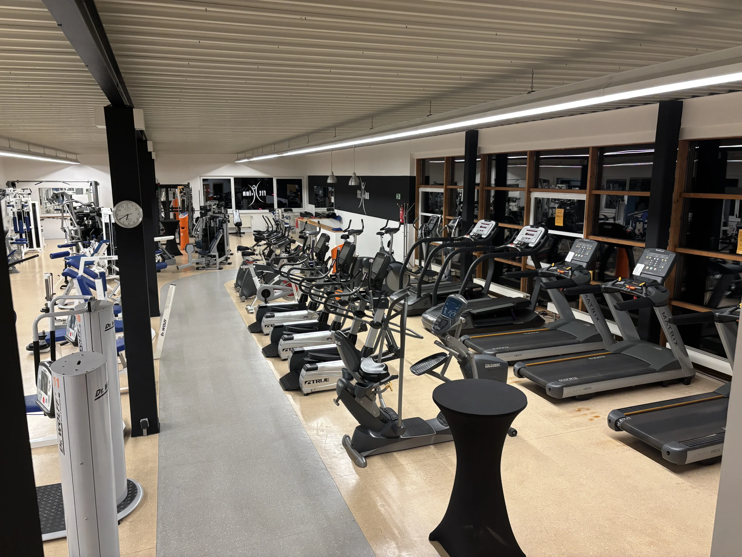 Trainiere im Fitnessstudio vom fit inn Engelskirchen